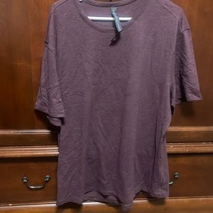 Lululemon men’s burgundy t-shirt in XXL.